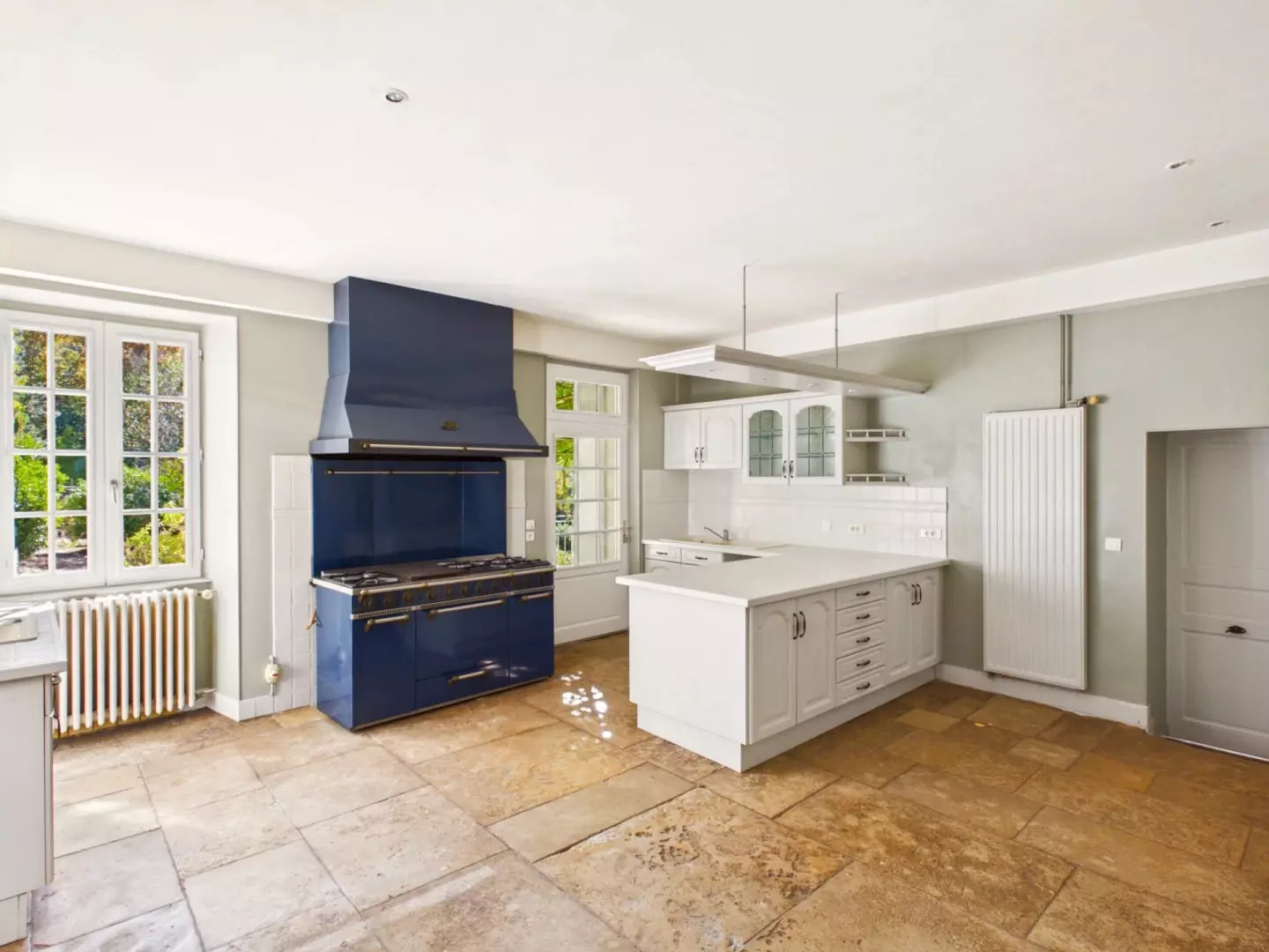 8-bedroom Manor House In Lizant, France (697 M²)
