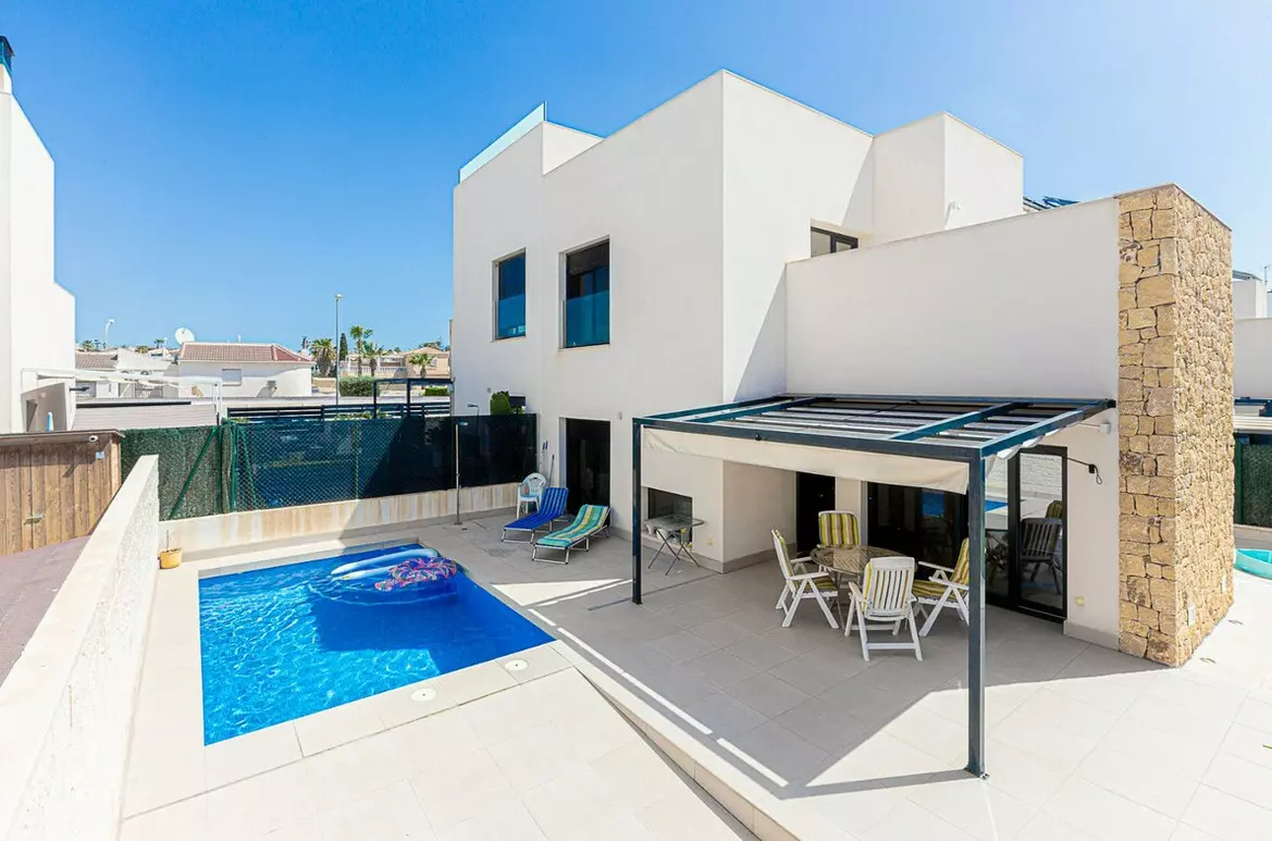 3-bedroom Villa In Rojales, Spain (162 M²)