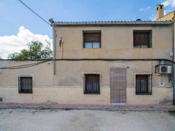 6-bedroom Townhouse In Pinoso, Spain (371 M²)