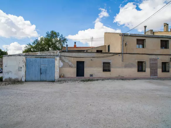 6-bedroom Townhouse In Pinoso, Spain (371 M²)