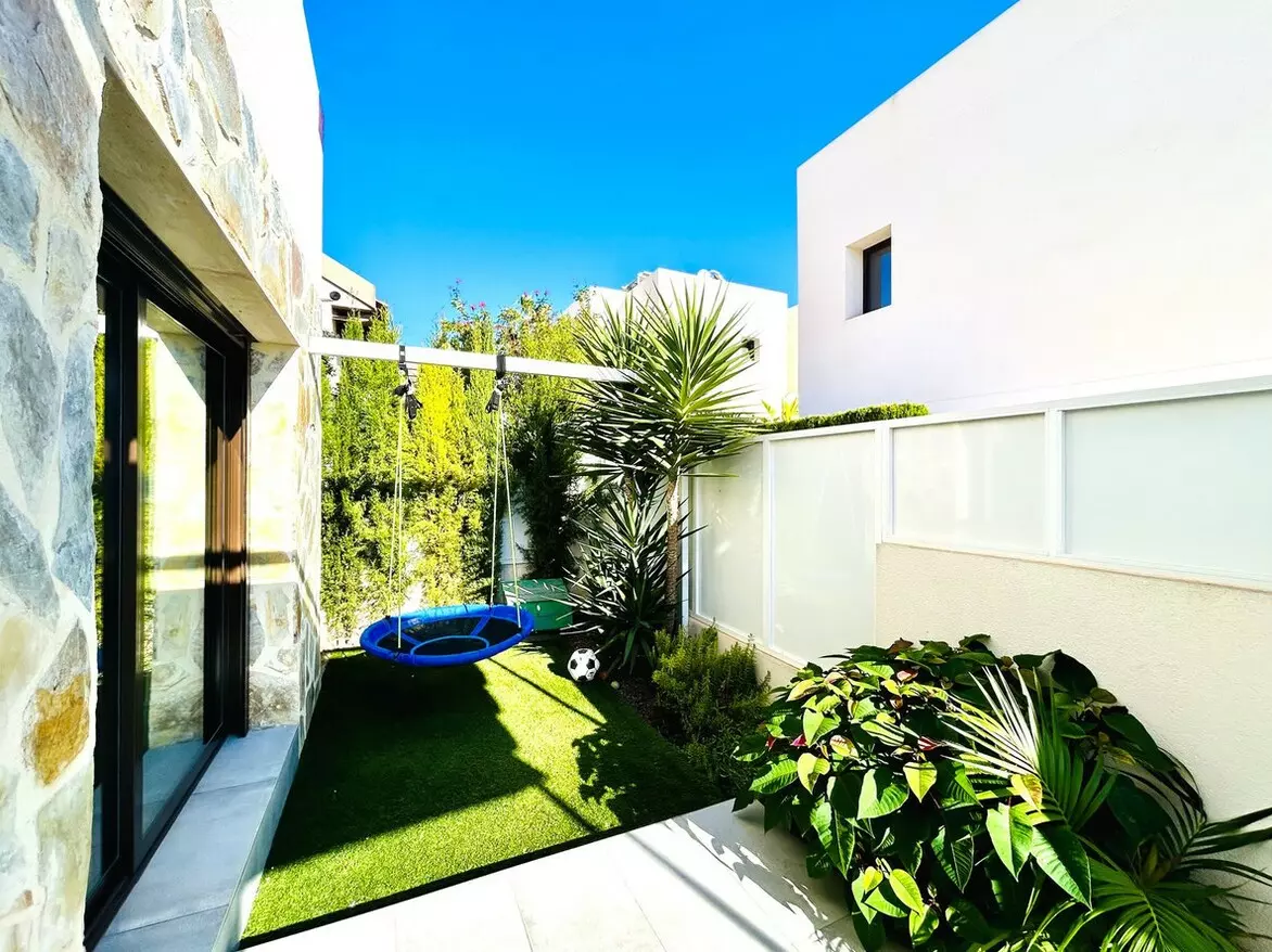 4-bedroom Villa In Orihuela Costa, Spain (150 M²)