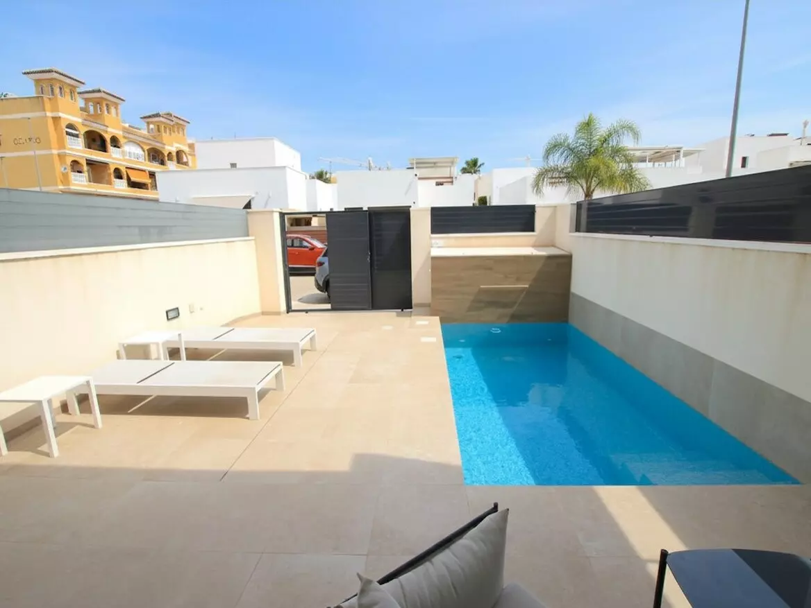 3-bedroom Villa In Benijofar, Spain (173 M²)