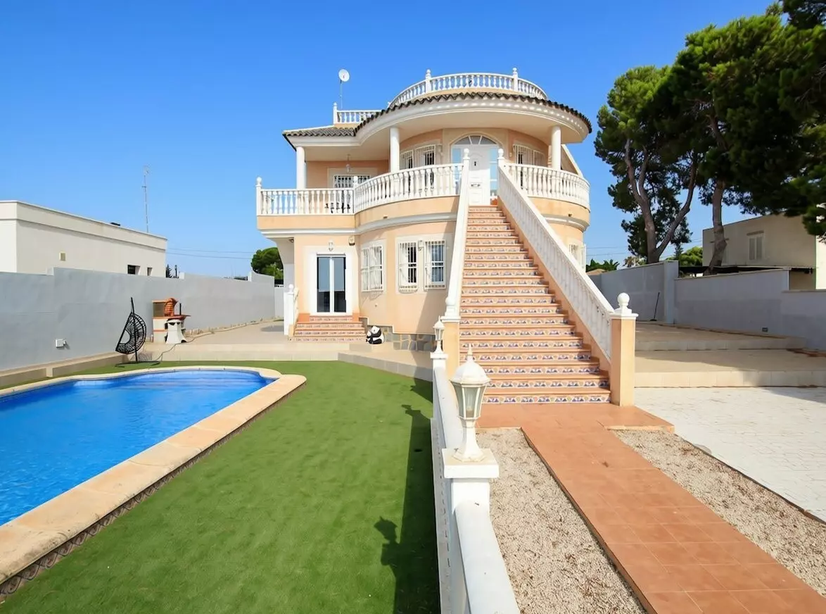 5-bedroom Villa In Orihuela Costa, Spain (220 M²)