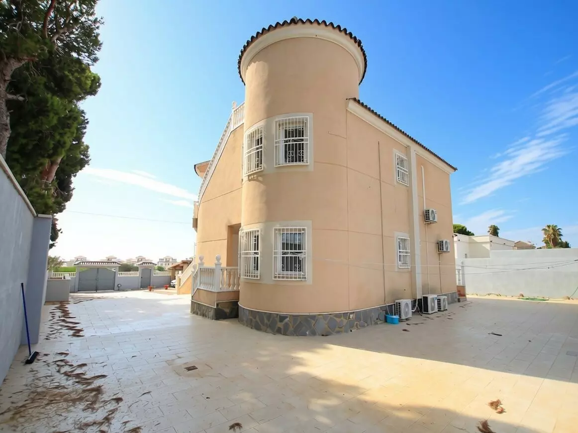 5-bedroom Villa In Orihuela Costa, Spain (220 M²)