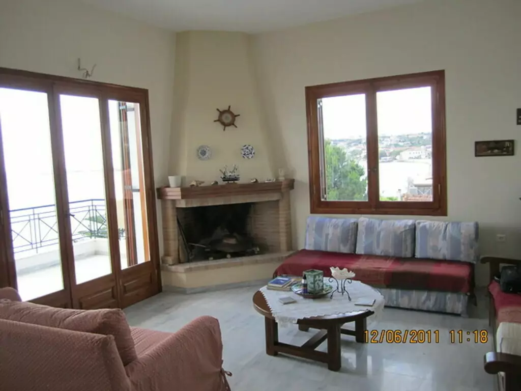 3-bedroom Flat In Petalidi, Greece (110 M²)
