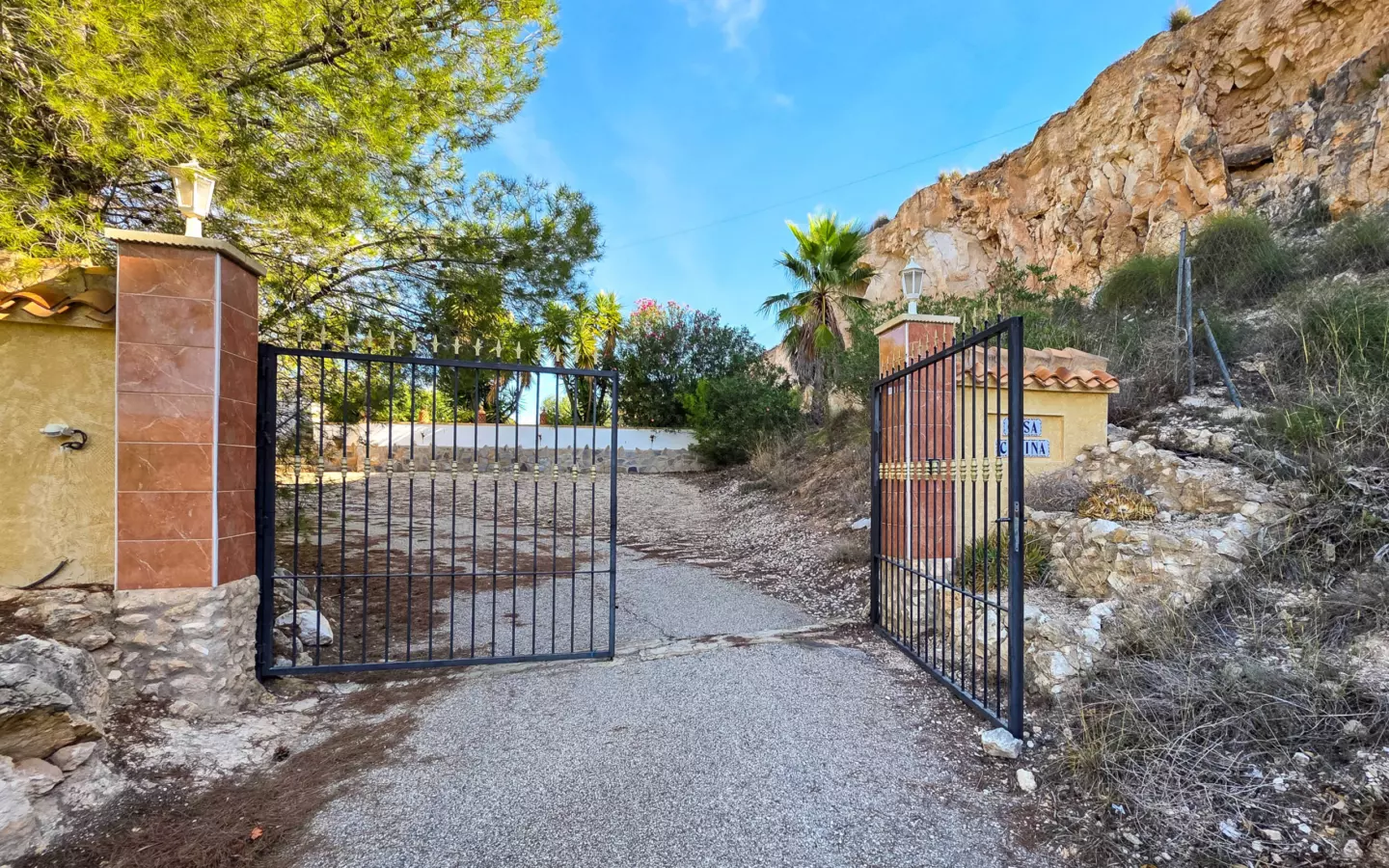 3-bedroom Country House In Pinoso, Spain (195 M²)