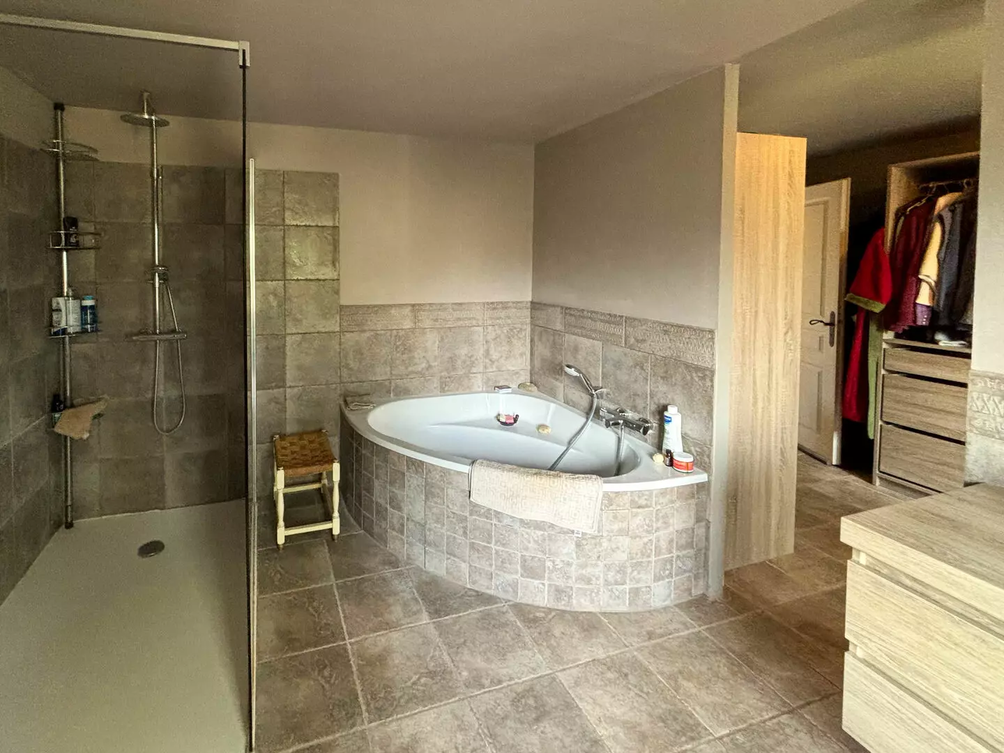 property_image_1wtgpwz9m5_20261030060144-2ff4e3 3-bedroom House (237 M²)