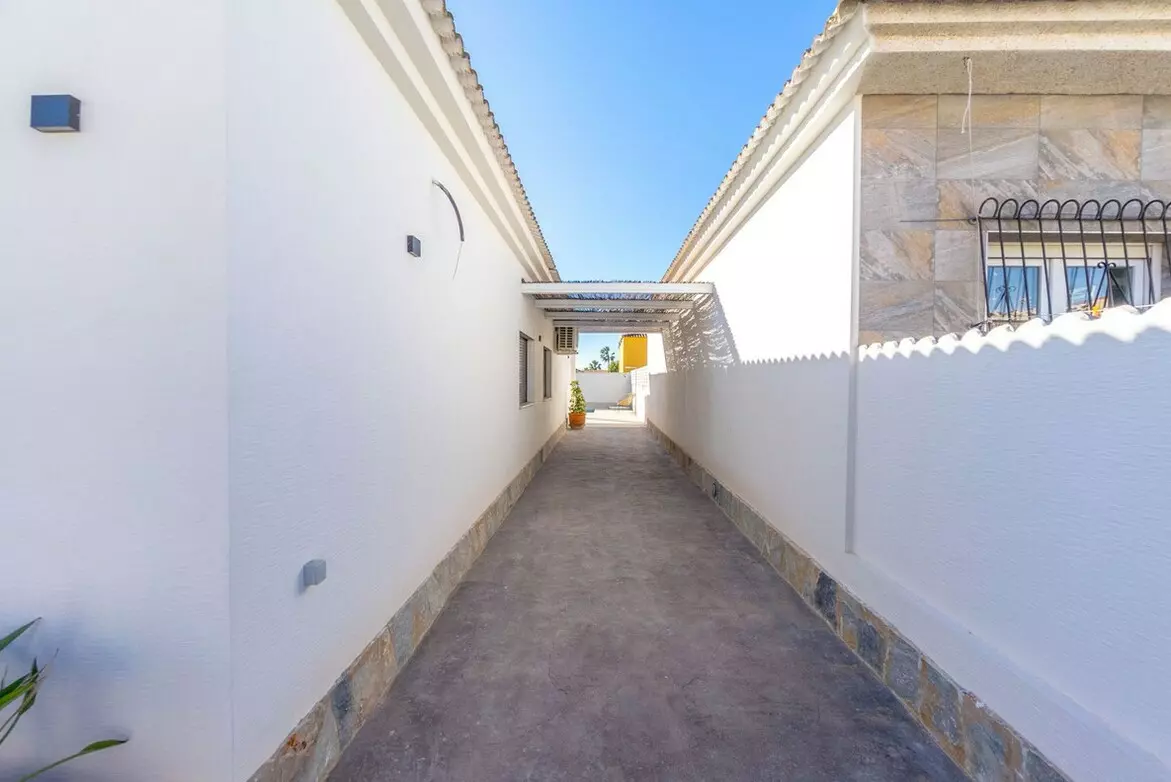 3-bedroom Villa In Torrevieja, Spain (104 M²)