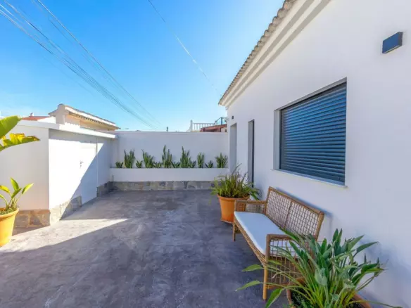 3-bedroom Villa In Torrevieja, Spain (104 M²)