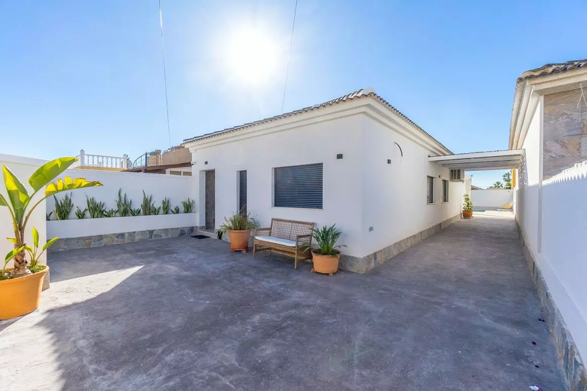 3-bedroom Villa In Torrevieja, Spain (104 M²)