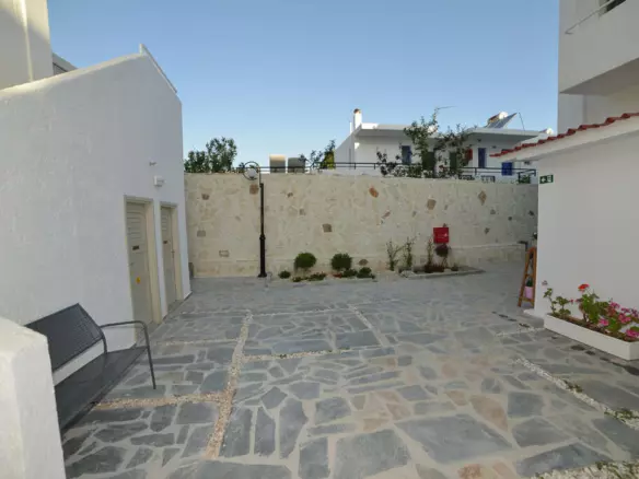 20-bedroom Hotel In Mallia, Greece (750 M²)