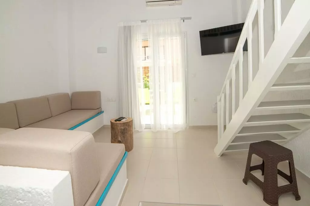 20-bedroom Hotel In Mallia, Greece (750 M²)